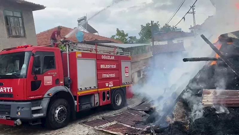 Elektrik kontağından çıkan yangında samanlık ve iki ev yandı
