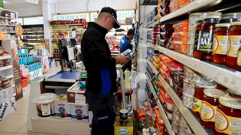 Terme’de zabıta ekipleri marketleri denetledi
