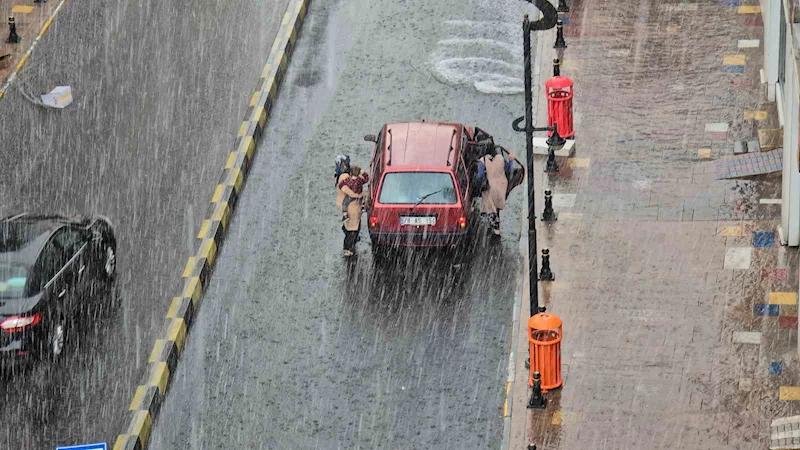 Karabük’te yıldırımlar peş peşe çaktı
