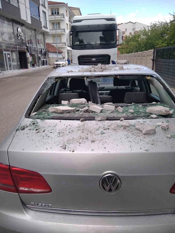 Apartmandan düşen beton parçaları aracın üzerine düştü
