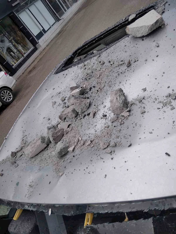 Apartmandan düşen beton parçaları aracın üzerine düştü
