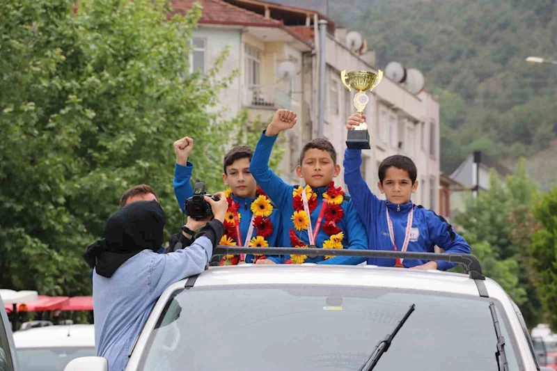 Türkiye şampiyonu güreşçi Kaan Buğra Yüksel ve arkadaşları şehir turu attı
