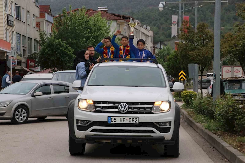 Türkiye şampiyonu güreşçi Kaan Buğra Yüksel ve arkadaşları şehir turu attı
