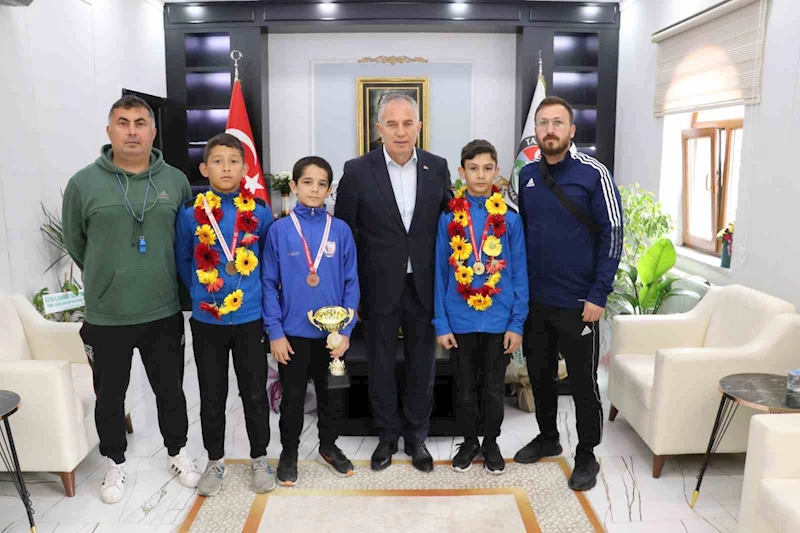 Türkiye şampiyonu güreşçi Kaan Buğra Yüksel ve arkadaşları şehir turu attı
