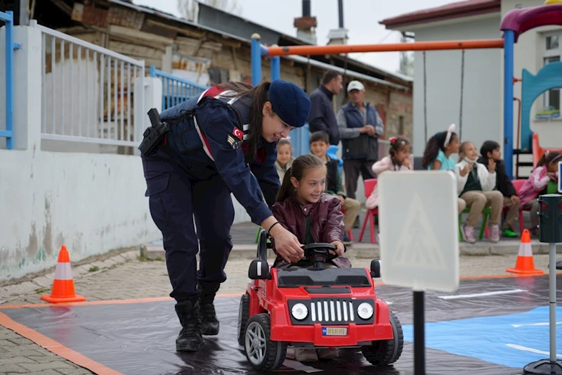 Jandarma köy okulu miniklerine şeker tadında trafik eğitimi verdi

