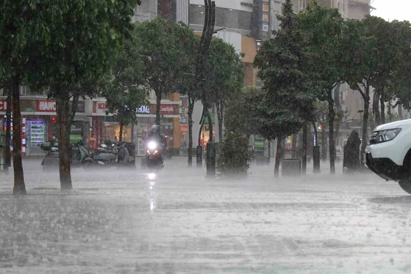 Bolu’da aniden bastıran sağanak hayatı olumsuz etkiledi
