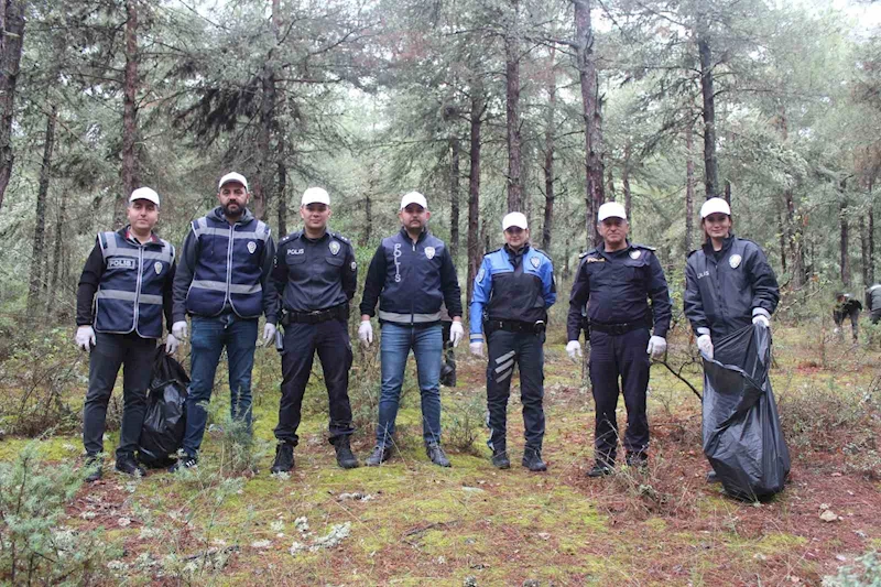 Ormanda çöp toplama etkinliği
