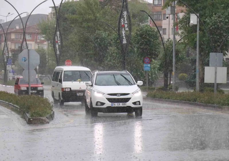 Bolu’da aniden bastıran sağanak hayatı olumsuz etkiledi
