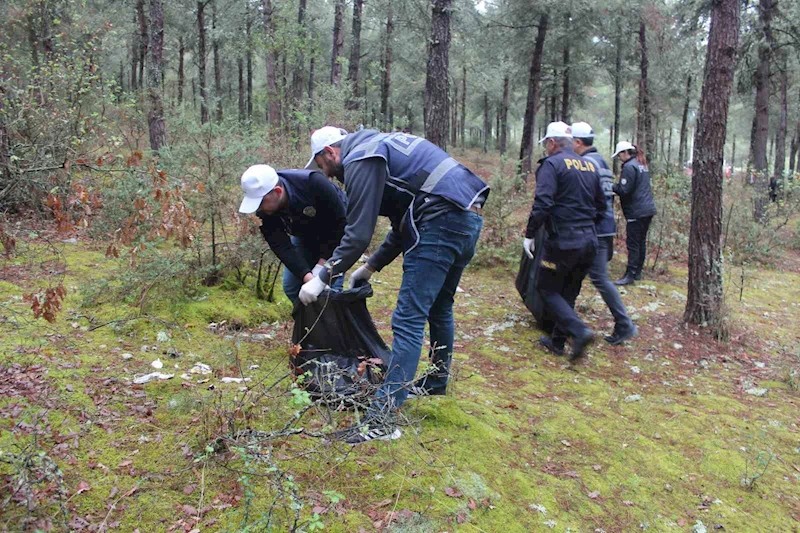 Ormanda çöp toplama etkinliği
