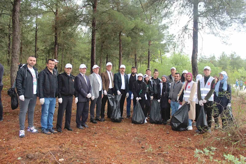 Ormanda çöp toplama etkinliği
