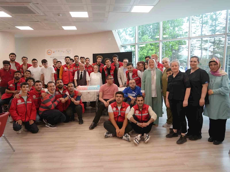 Kanseri yenen özel bireye doğum günü sürprizi: Hemşireler sevincine ortak oldu
