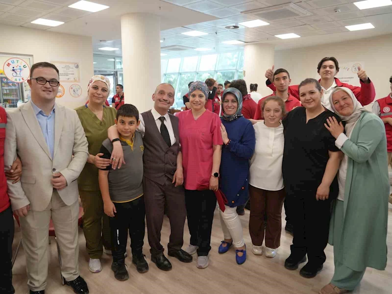 Kanseri yenen özel bireye doğum günü sürprizi: Hemşireler sevincine ortak oldu
