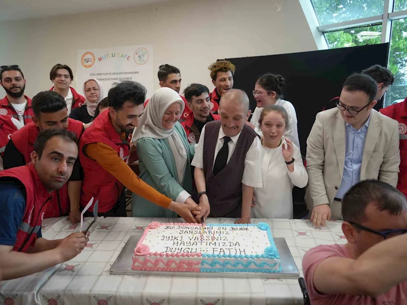 Kanseri yenen özel bireye doğum günü sürprizi: Hemşireler sevincine ortak oldu
