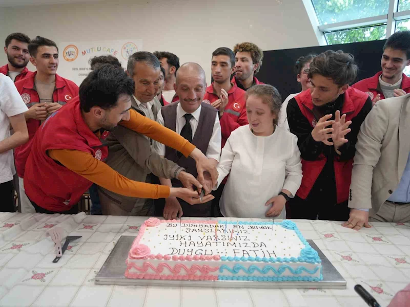 Kanseri yenen özel bireye doğum günü sürprizi: Hemşireler sevincine ortak oldu
