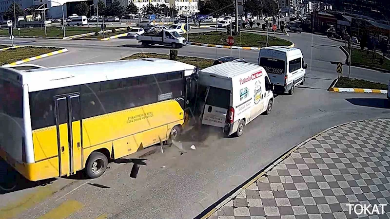 Tırın önünde metrelerce sürüklenip burunları bile kanamadan kurtuldular
