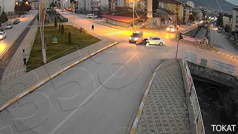 Tırın önünde metrelerce sürüklenip burunları bile kanamadan kurtuldular
