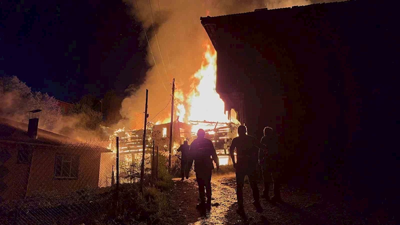 Alevlere teslim olan iki katlı ahşap ev küle döndü
