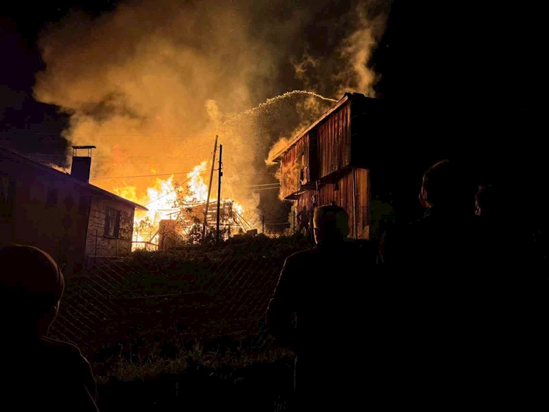 Alevlere teslim olan iki katlı ahşap ev küle döndü
