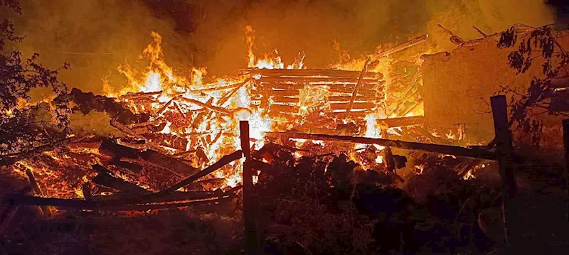 Alevlere teslim olan iki katlı ahşap ev küle döndü
