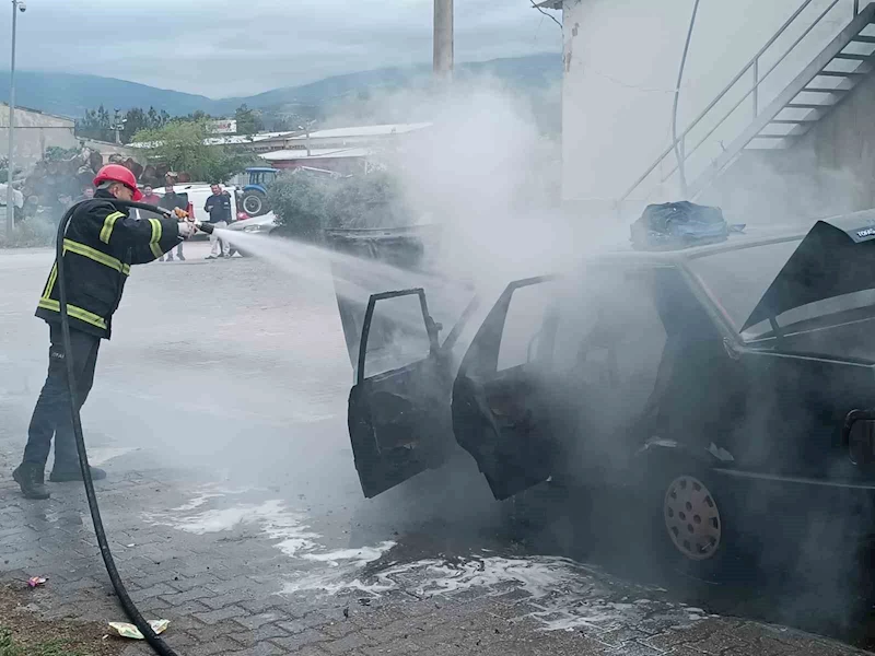 Tokat’ta yanan otomobil kullanılamaz hale geldi
