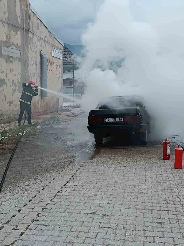 Tokat’ta yanan otomobil kullanılamaz hale geldi
