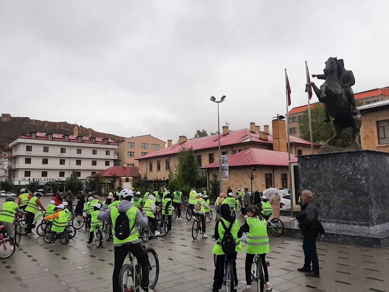 Bayburt’ta yağmur çamur dinlemeyen bisikletli grup pedalları sağlıklı yaşam için çevirdi
