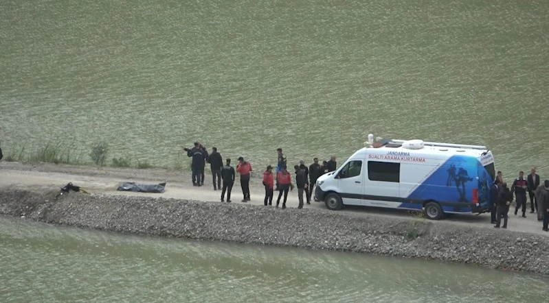 Çakıl ocağında baraja devrilen kamyonun sürücüsü hayatını kaybetti
