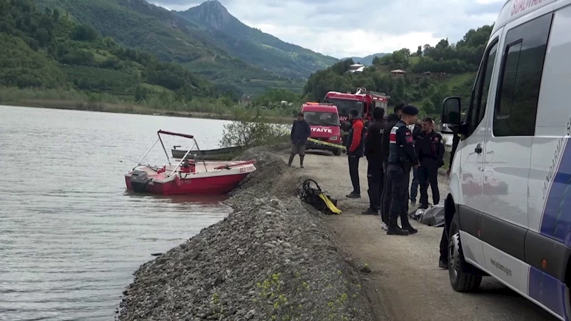Çakıl ocağında baraja devrilen kamyonun sürücüsü hayatını kaybetti
