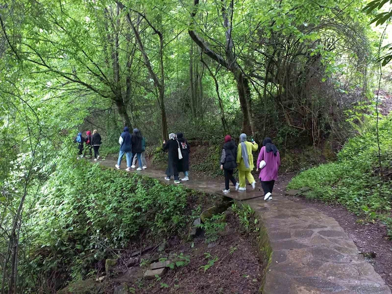 Gençler Düzce’nin doğal güzelliklerini gezdi
