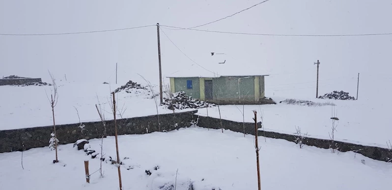 Bayburt’un yüksek kesimleri Mayıs ayında beyaza büründü
