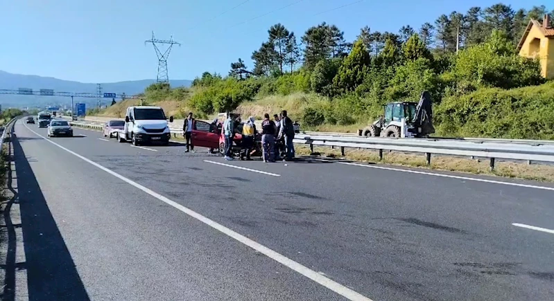 Otomobil bariyerlere çarptı: 2 yaralı
