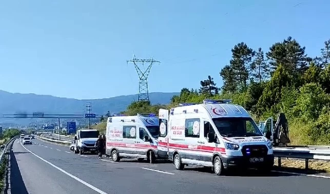 Otomobil bariyerlere çarptı: 2 yaralı
