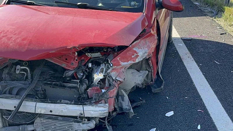 Otomobil bariyerlere çarptı: 2 yaralı
