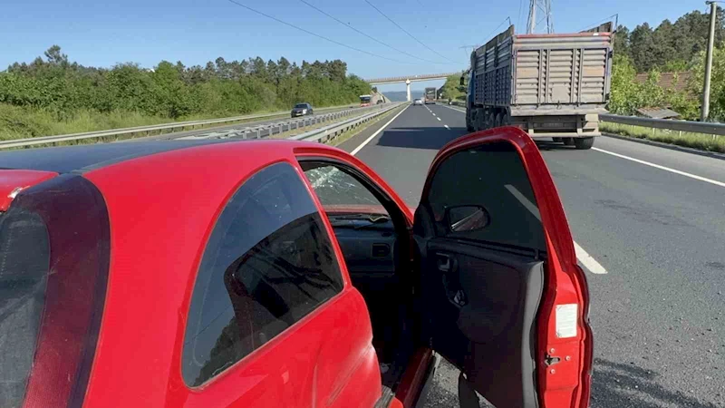 Otomobil bariyerlere çarptı: 2 yaralı
