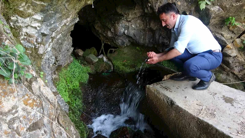 Kayalardan çıkan su yöreye hayat verirken ziyaretçilerinde ilgi odağı

