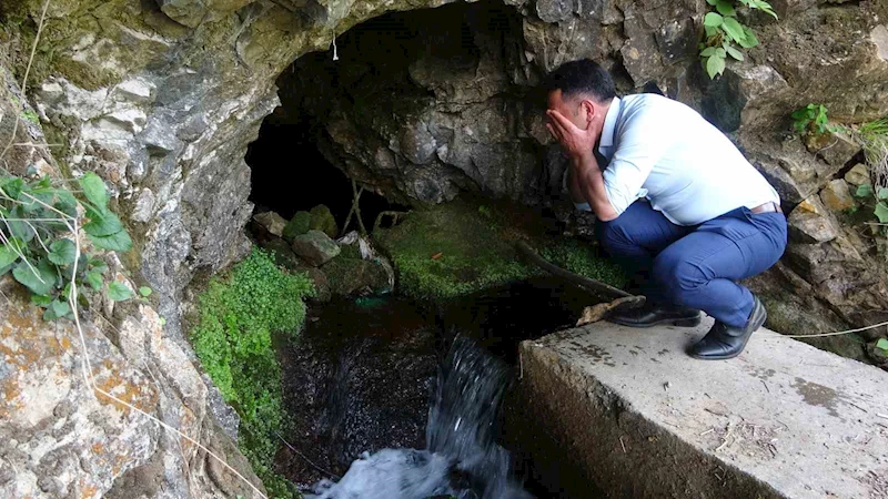 Kayalardan çıkan su yöreye hayat verirken ziyaretçilerinde ilgi odağı
