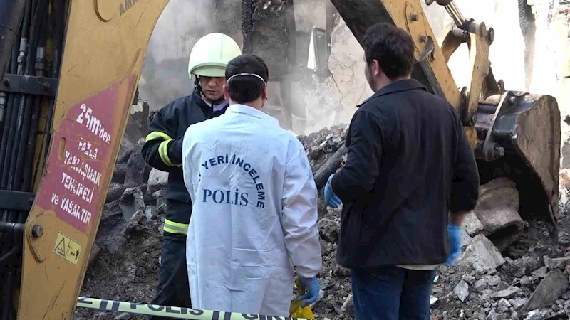 Amasya’da yanan asırlık konaktaki patlama anı kamerada: 1 kişi hayatını kaybetti
