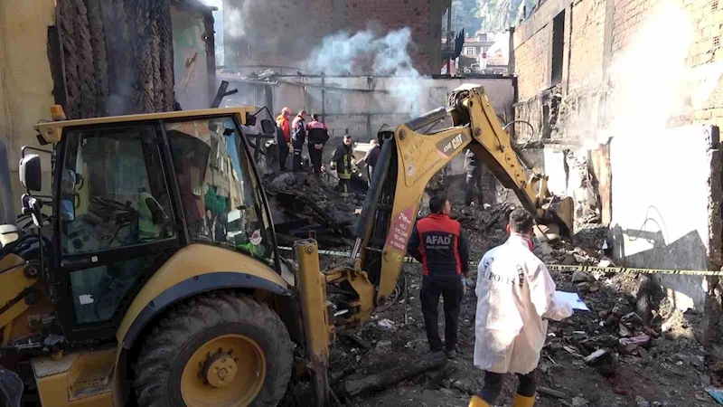 Amasya’da yanan asırlık konaktaki patlama anı kamerada: 1 kişi hayatını kaybetti

