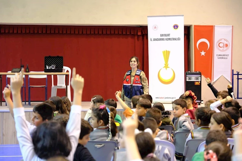 Bayburt’ta jandarma görevini öğrencilere eğlenceli bir şekilde tanıttı
