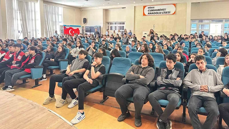 Öğrenciler trafik kurallarını polislerden öğrendi
