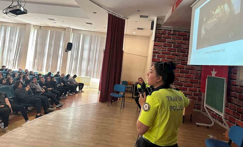 Öğrenciler trafik kurallarını polislerden öğrendi
