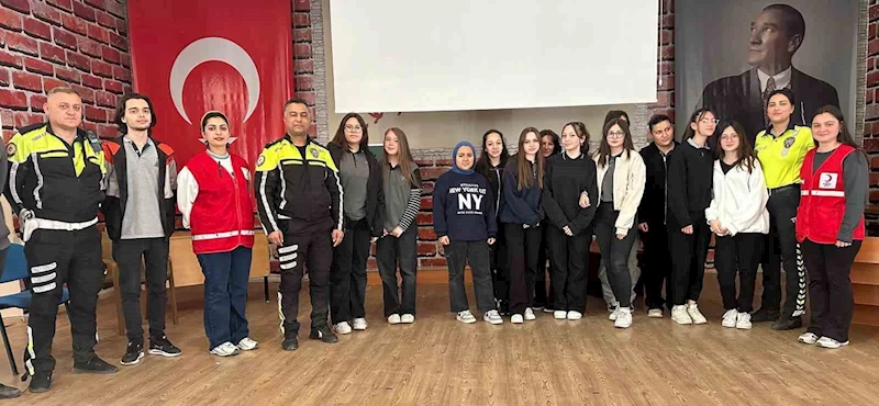 Öğrenciler trafik kurallarını polislerden öğrendi
