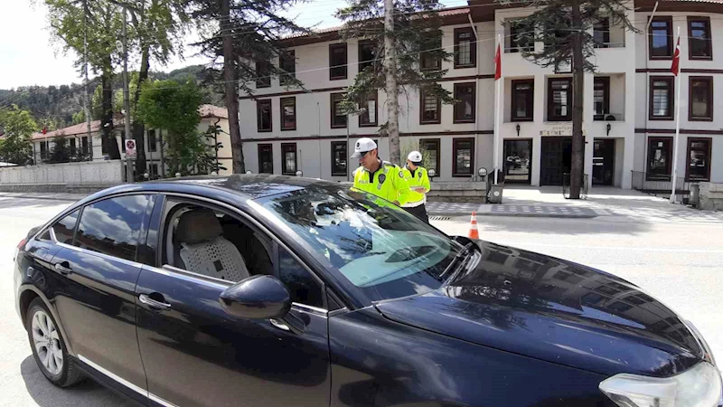 Polis ekipleri sürücüleri tek tek uyardı
