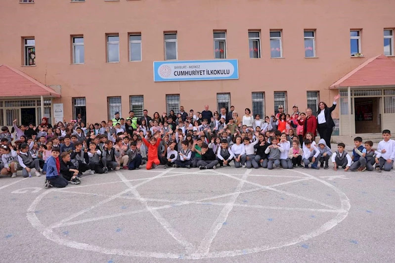 Bayburt’ta jandarma görevini öğrencilere eğlenceli bir şekilde tanıttı
