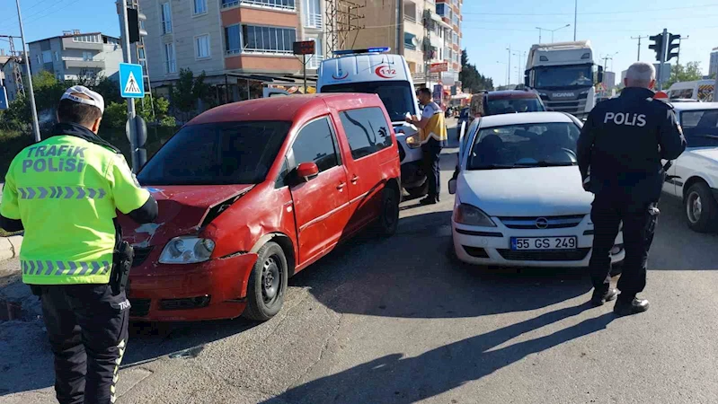 Samsun’da kavşakta iki araç çarpıştı: 2 yaralı
