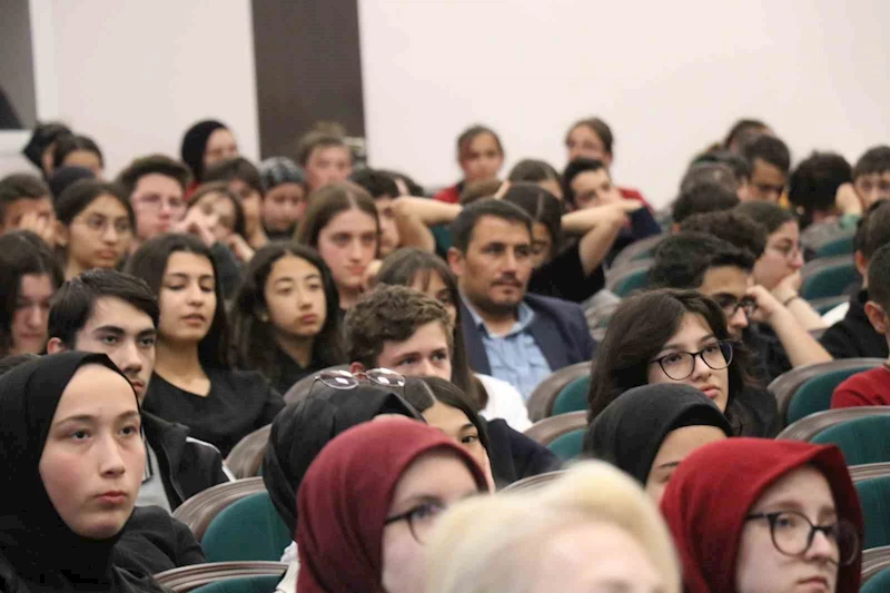 Öğrencilerin düzenlediği “Tükettikçe Tükeniyoruz Başka Dünyamız Yok” paneline yoğun ilgi

