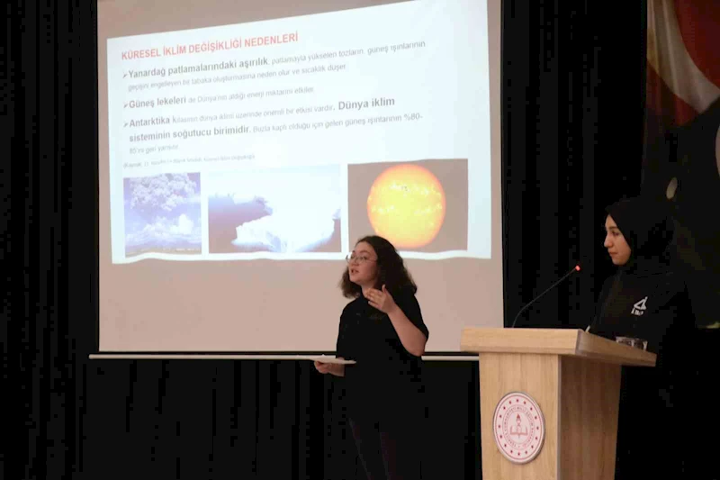 Öğrencilerin düzenlediği “Tükettikçe Tükeniyoruz Başka Dünyamız Yok” paneline yoğun ilgi
