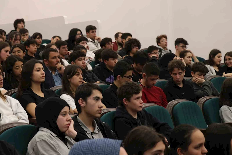 Öğrencilerin düzenlediği “Tükettikçe Tükeniyoruz Başka Dünyamız Yok” paneline yoğun ilgi

