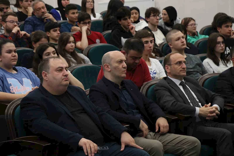 Öğrencilerin düzenlediği “Tükettikçe Tükeniyoruz Başka Dünyamız Yok” paneline yoğun ilgi
