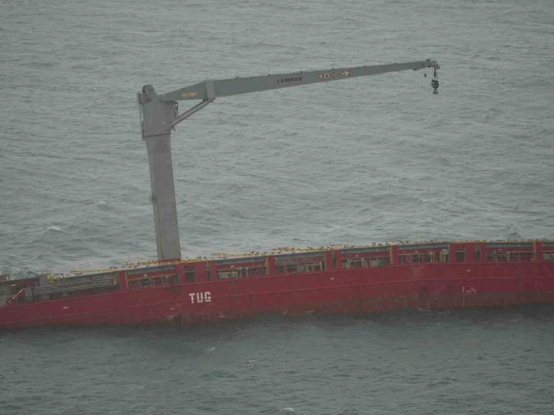 Karaya oturduktan sonra parçalara ayrılan gemi
